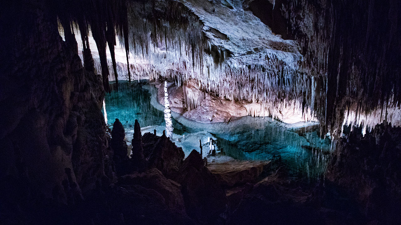 stalagmiti e laghetto | grotte del drago