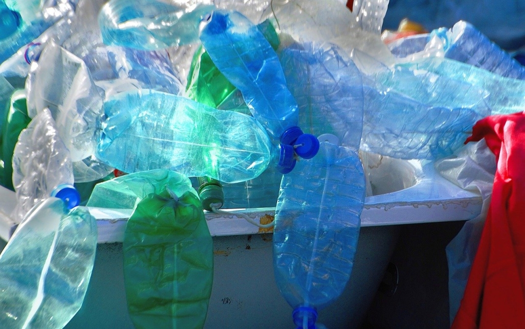 rifiuti di plastica |24 bottles